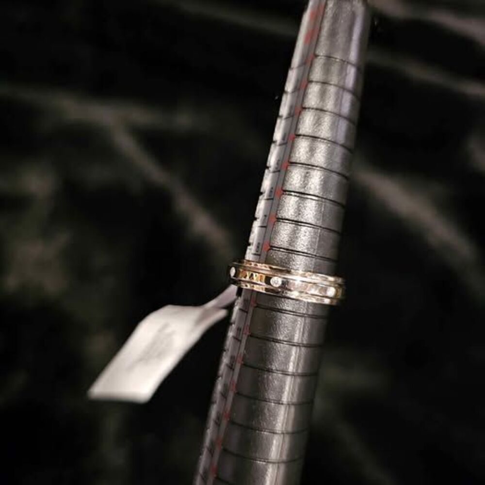 .1CTW VVSD Moissanite wedding ring in .925 Sterling Silver. Size 5